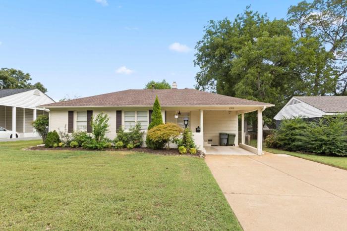 Modern Memphis Retreat - Sleeps 7 - Fireplace