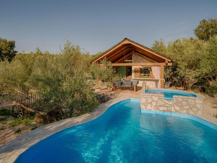 Holiday Home Haus mit Pool- 50 Meter vom Meer entfernt by Interhome