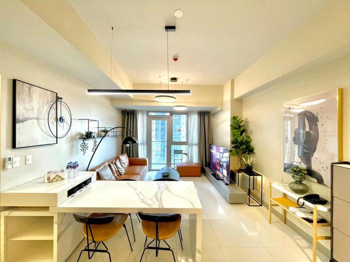 Uptown Parksuites - Elegant 2 Bedroom Unit with Balcony in BGC
