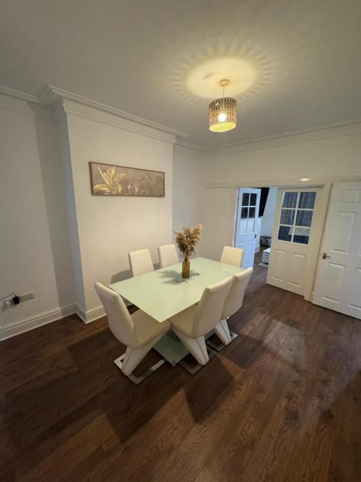 Luxury 4-Bed House with En-Suite Loft Free Parking & Fast Wi-Fi for Families & Contractors