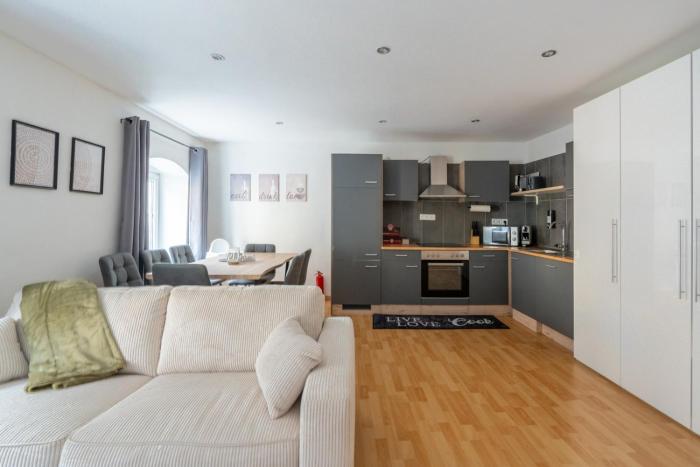 Large Maisonette I 90 m2 I For Groups & Families I 9 Guests I 3 Rooms