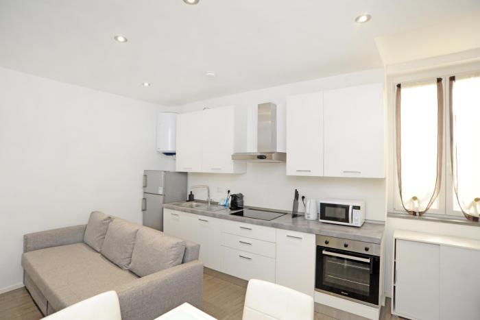 Duomo & Navigli 1-Bedroom Apartment I Sleeps 4, Ticinese