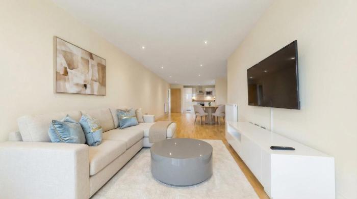 Modern 2-Bedroom Riverside Apartment Near Canary Wharf