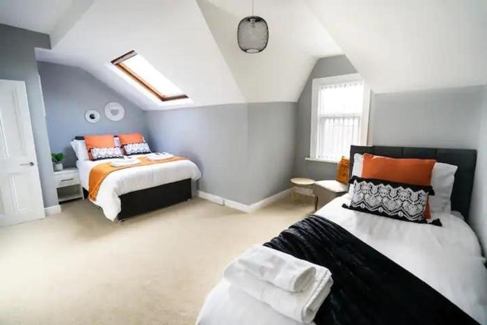 Bright 5BR Home -WiFi & Parking