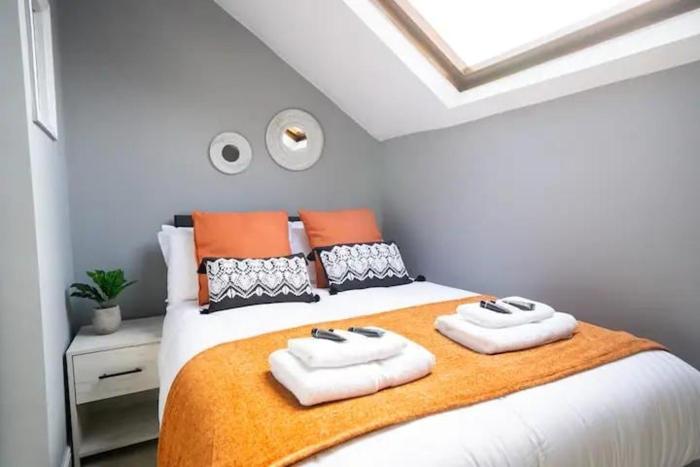 Modern 5BR Home -Fast WiFi & Parking