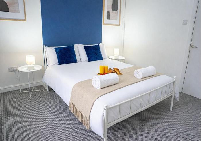 Stylish 2-Bedroom Flat near City Hospital with Free Parking and Fast WiFi