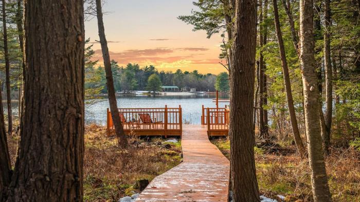 Waterfront • Priv Dock Hot Tub Game Room Lakeview Sunset Heaven by AvantStay