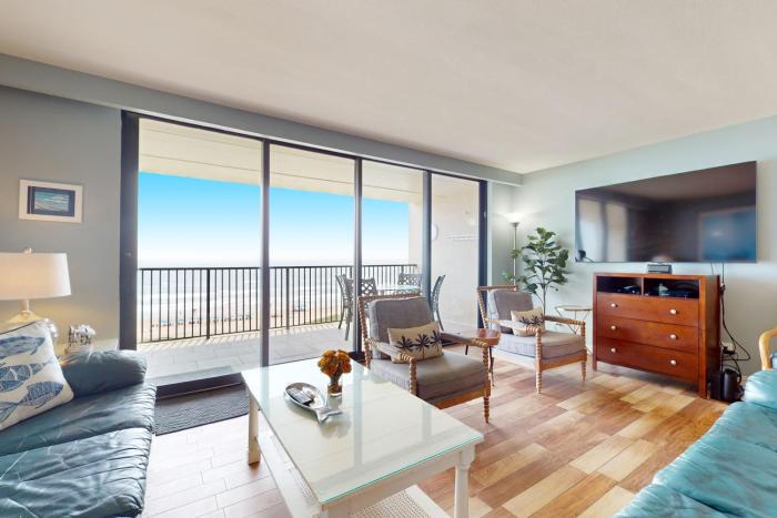 Beachfront 3BR with Stellar Gulf Views, Gym and Pool