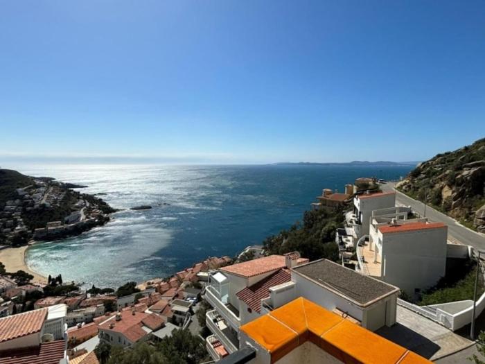 Encantador apartamento de 2 hab. con terraza y parking en Roses - HISP-312-106