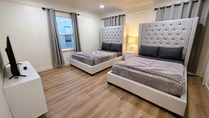 Renovated Three Bedroom Near Cedars Sinai and Beverly Hills With Parking