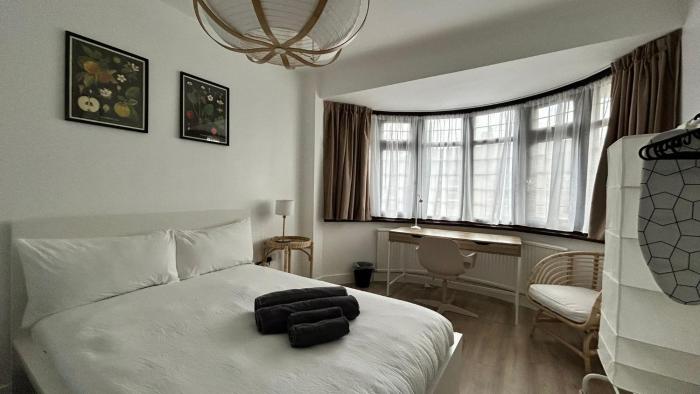 Family Ensuite Room for 3,Piccadilly Line,Work Desk & Easy Tube Access 4