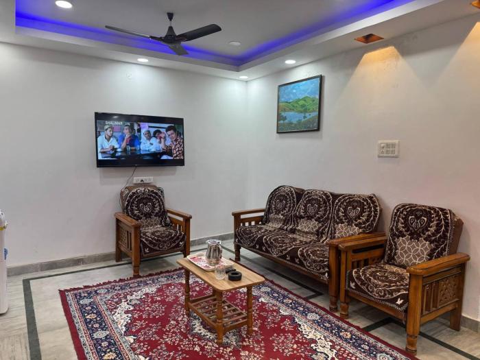 Urban Abode - Full Furnished 2BHK with AC, Kitchen, Wifi and Smart TV