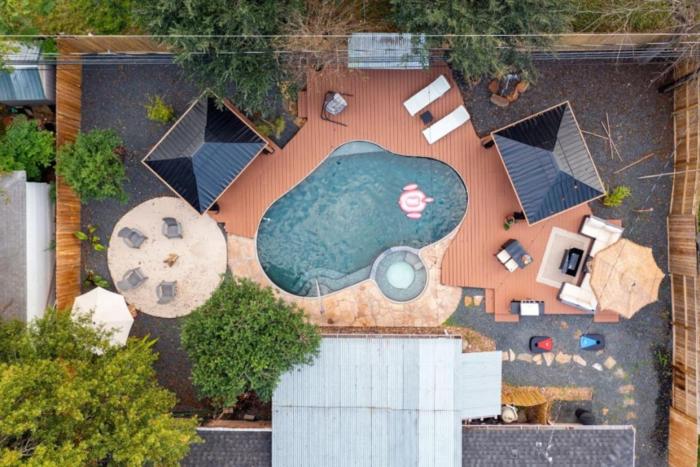 Bamboo Lagoon, Poolside Firelight, Jacuzzi and BBQ