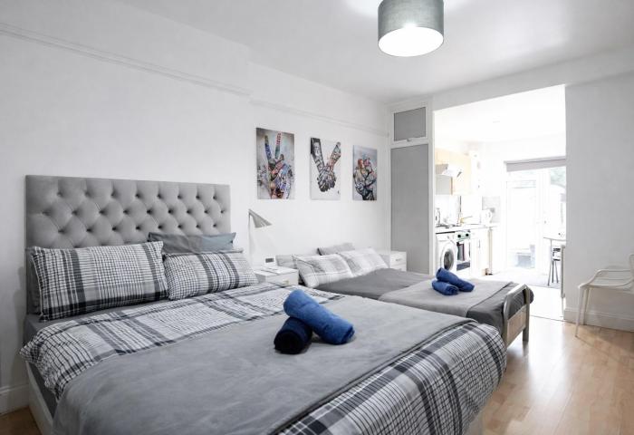 Large Studio Garden Flat on Golders Green Road