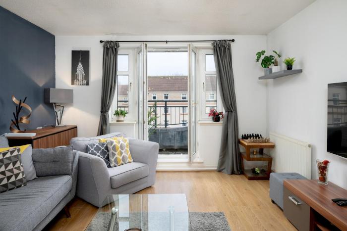 Stylish 2-Bed Flat with Balcony Near Haymarket - Pass the Keys