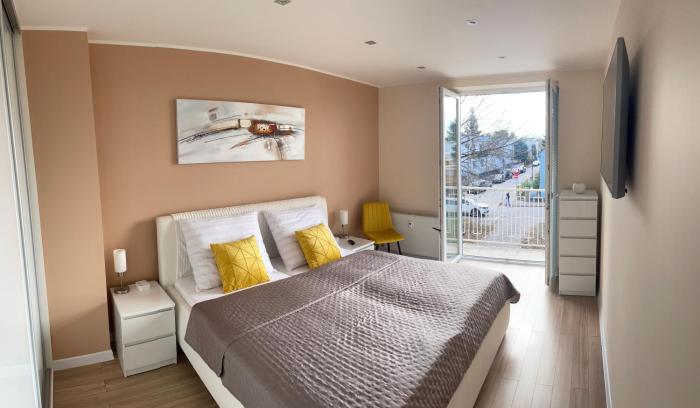 Modern & Sunny City Center Apartment