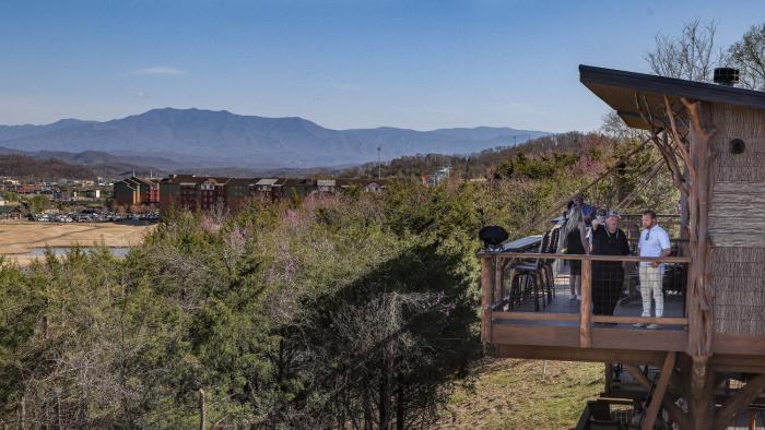 "Honey Hole" Romantic Treehouse Getaway Near Pigeon Forge - Indoor & Outdoor Soaking Tub
