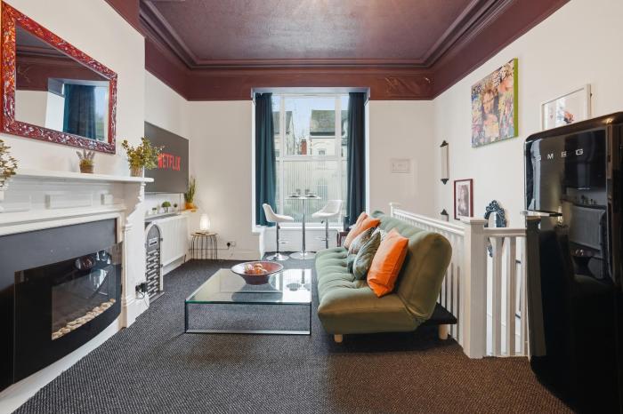 Retro Duplex Super King Bed Wi-Fi Smart TV