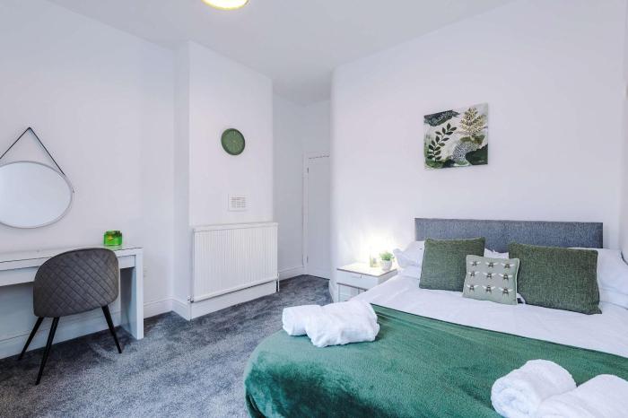 Large 4 bed House Sleeps 8 By Host A Home
