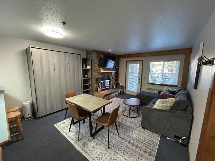 The Meadows- Charming 1BD2BA Ski Condo