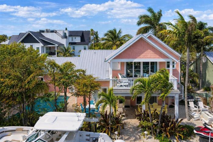 Casa Rosa Anna Maria Island - Beautiful waterfront home - steps to the beach!