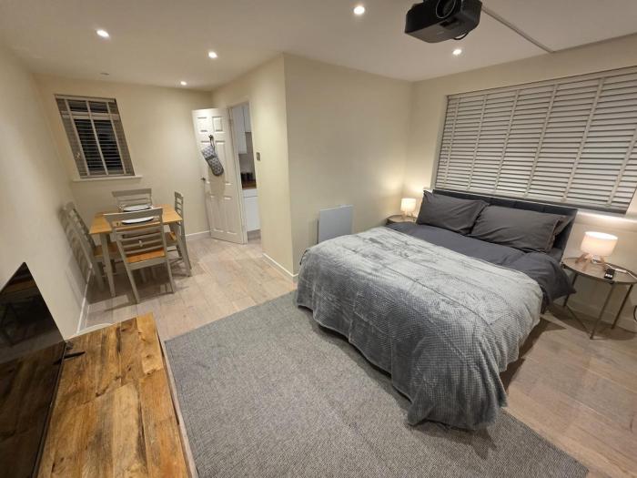 Smart 1 Bedroom Studio Flat fully furnished with parking and separate office