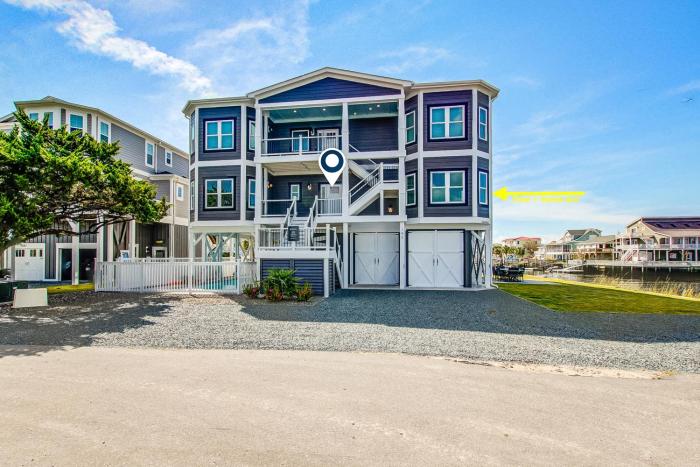 Waterfront duplex w dock, shared pool, fast WiFi & central AC