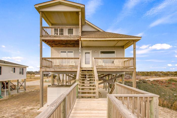Classic Beachfront House wPrivate Patio, WasherDryer, Free WiFi, Central AC