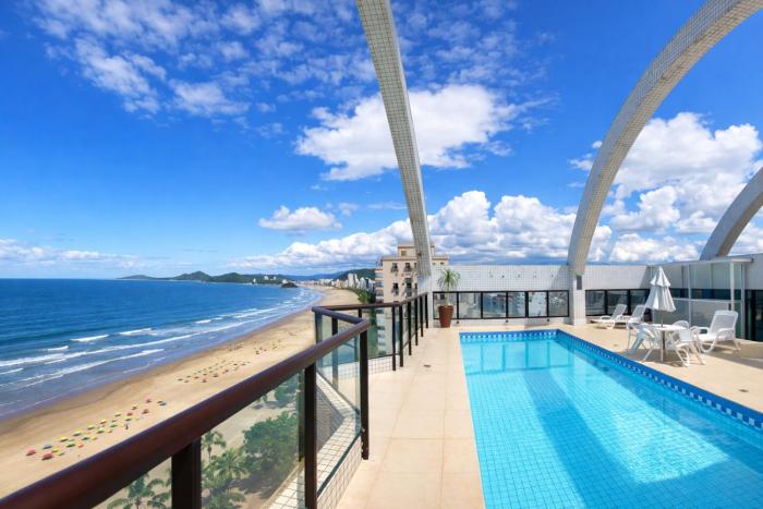 Flat em frente ao mar com piscina varanda e AC