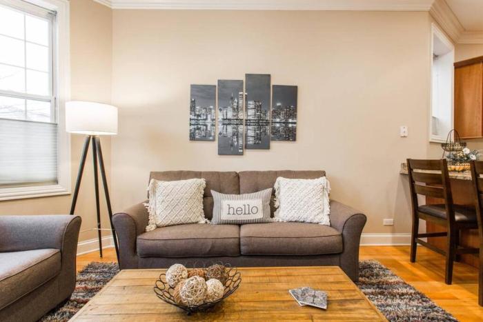 The Wrigleyville Deluxe -Steps from Wrigley Sleeps 10