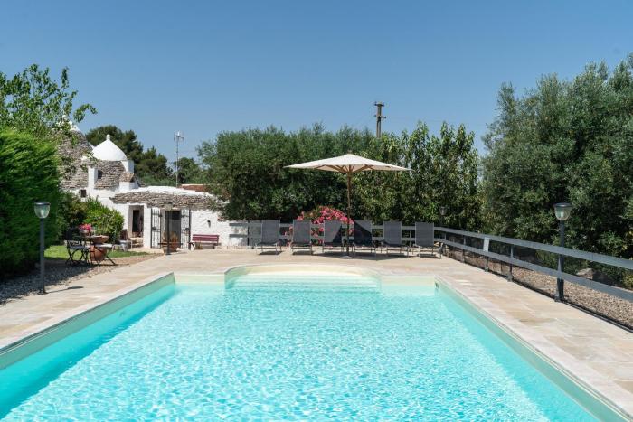 Trullo Nora with private pool near Alberobello