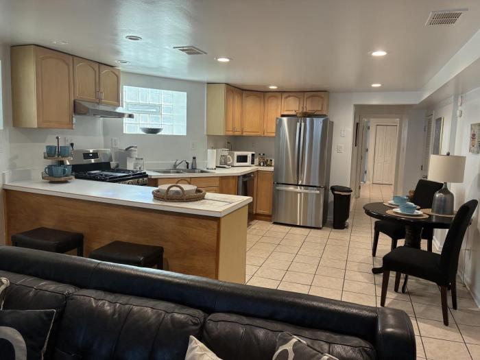 The Wrigleyville Garden 200 Steps to Wrigley-2BR