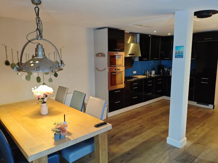 Amsterdam 25 min , Beach 10 Minutes 2 bedrooms