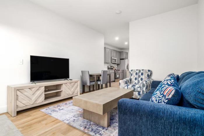 Stylish Suite Near Bathhouse & Downtown! Suite 202