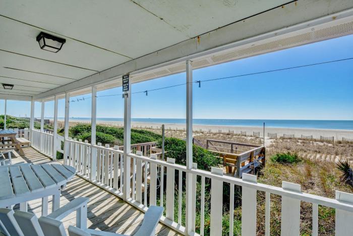 Wonderful beachfront house with private hot tub, WD, deck, central AC, & WiFi