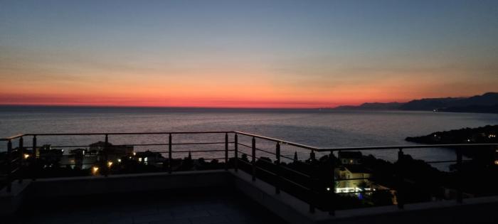 Cold Bay Mansion Luxury Sea View Suites