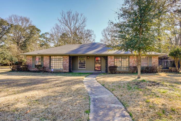 Family Home w Yard - 5 Mi to Jackson State Campus