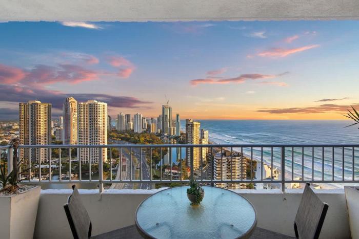 Golden Arcade - Views Games Vibes