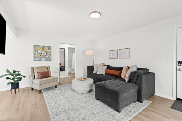 Modern 1BR - Fast WiFi - Coffee Bar - Pet Friendly