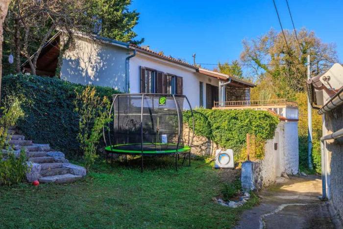 Holiday Home with A - C in Semicevici 54970