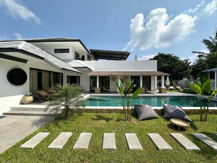 Spacious 4BR Tropical Private Pool Villa with Garden & BBQ