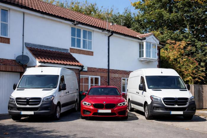 7 Minutes to City Centre - Contractors Accommodation - Your own 2 Houses connected to each other with 5 Double Bedrooms in Quiet Private Road - 7 Beds, 2 Kitchens, 2 Lounges, 3 Bathrooms, Free Private Parking Cars & Vans - FLASH SALE