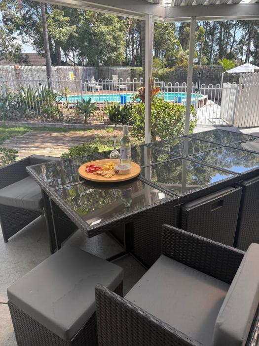 Sunshine Bay, 5 mins to beach w pool pet friendly