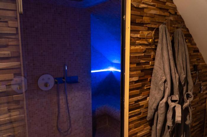 L Evasion Jacuzzi Sauna Hamamm Love Room