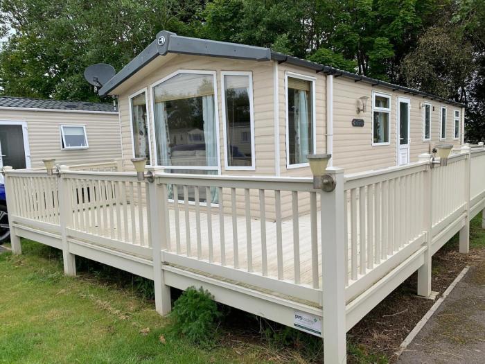 Fantastic Caravan At Broadland Sands Holiday Park Nearby Lowestoft Ref 20003Sv