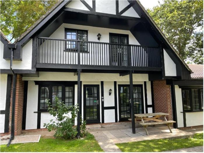 Cosy 3 bedroon chalet close to Hayle, 40 Tudor Court