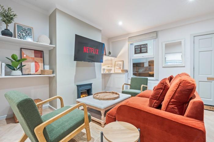 Hoole 2 BR Home - Free Parking - Sleeps 7 - 5 Beds