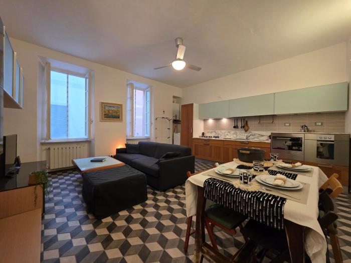 Old Town, Spacious Flat by the Sea and WiFi