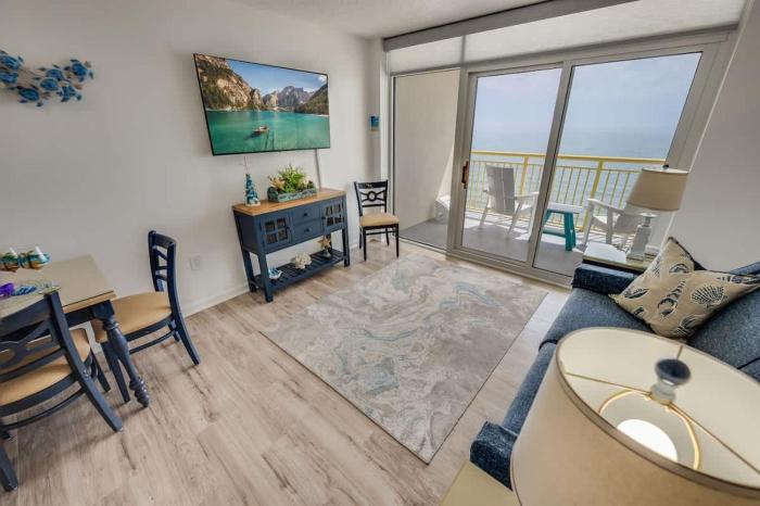 Direct Ocean Front, 1 BR Bay Watch,Pools-King Bed!