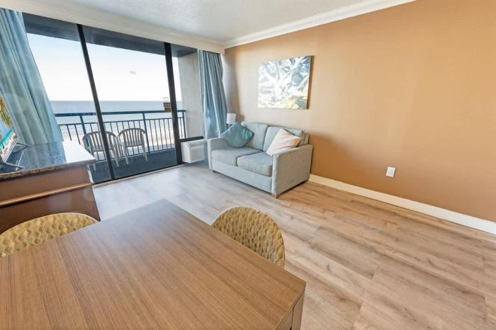 Beach Cove condo with pool and sauna access